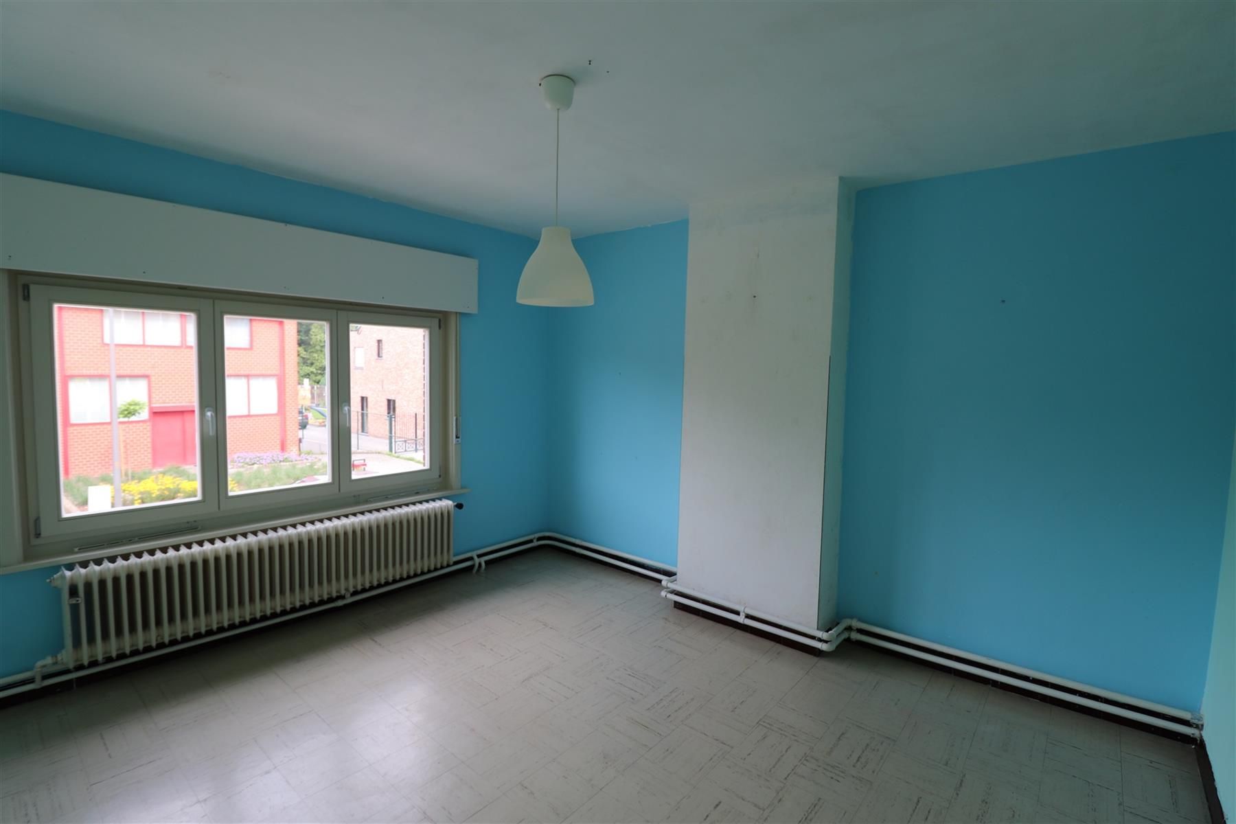 Een ruim woonhuis - halfopen bebouwing - met garage en tuin. foto 7