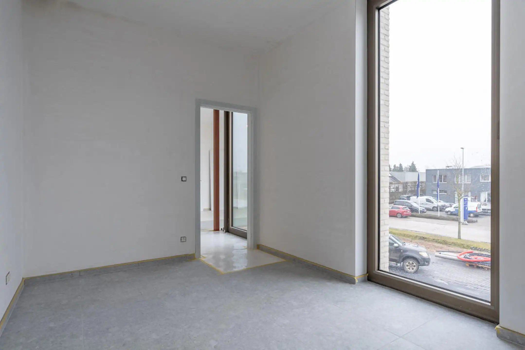 Modern 2-slpk app met terras en autostaanplaats. foto 12