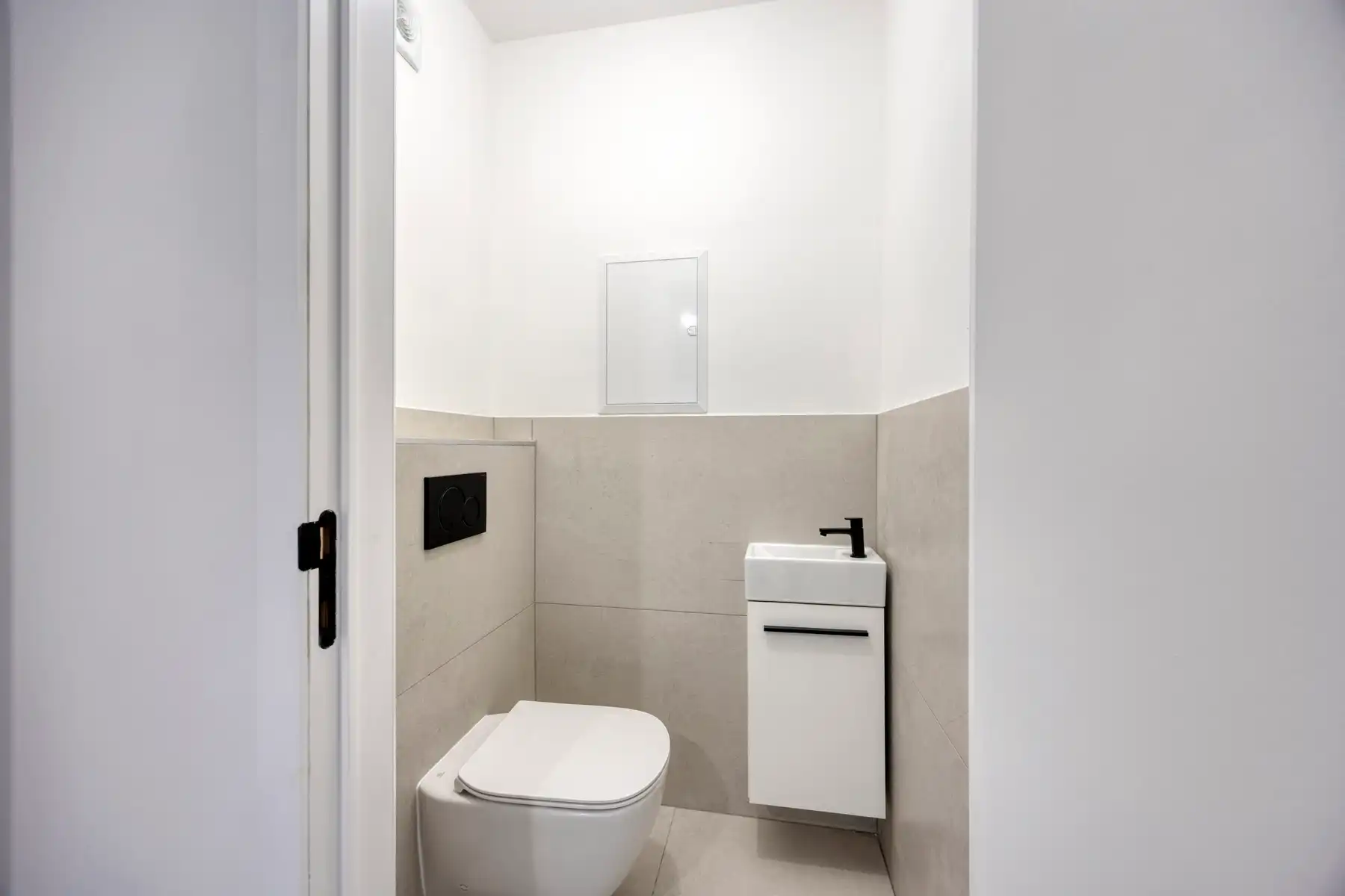 Luxueus gerenoveerd appartement met twee kamers en garage foto 12