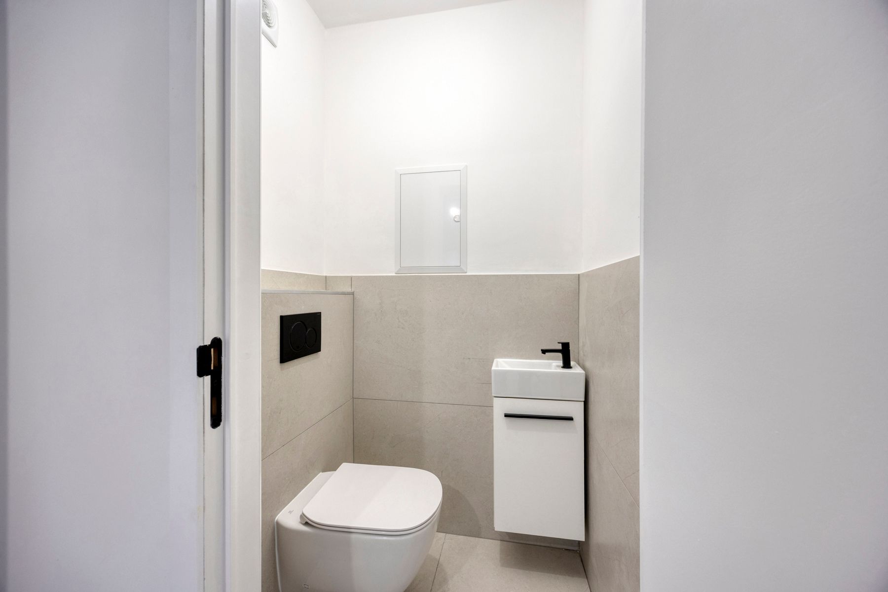 Luxueus gerenoveerd appartement met twee kamers en garage foto 12