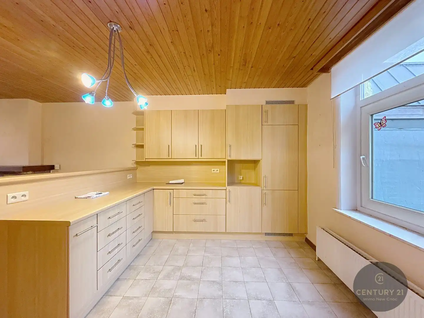 Op te frissen woning met ruime garage, tuin en oprit  foto 3