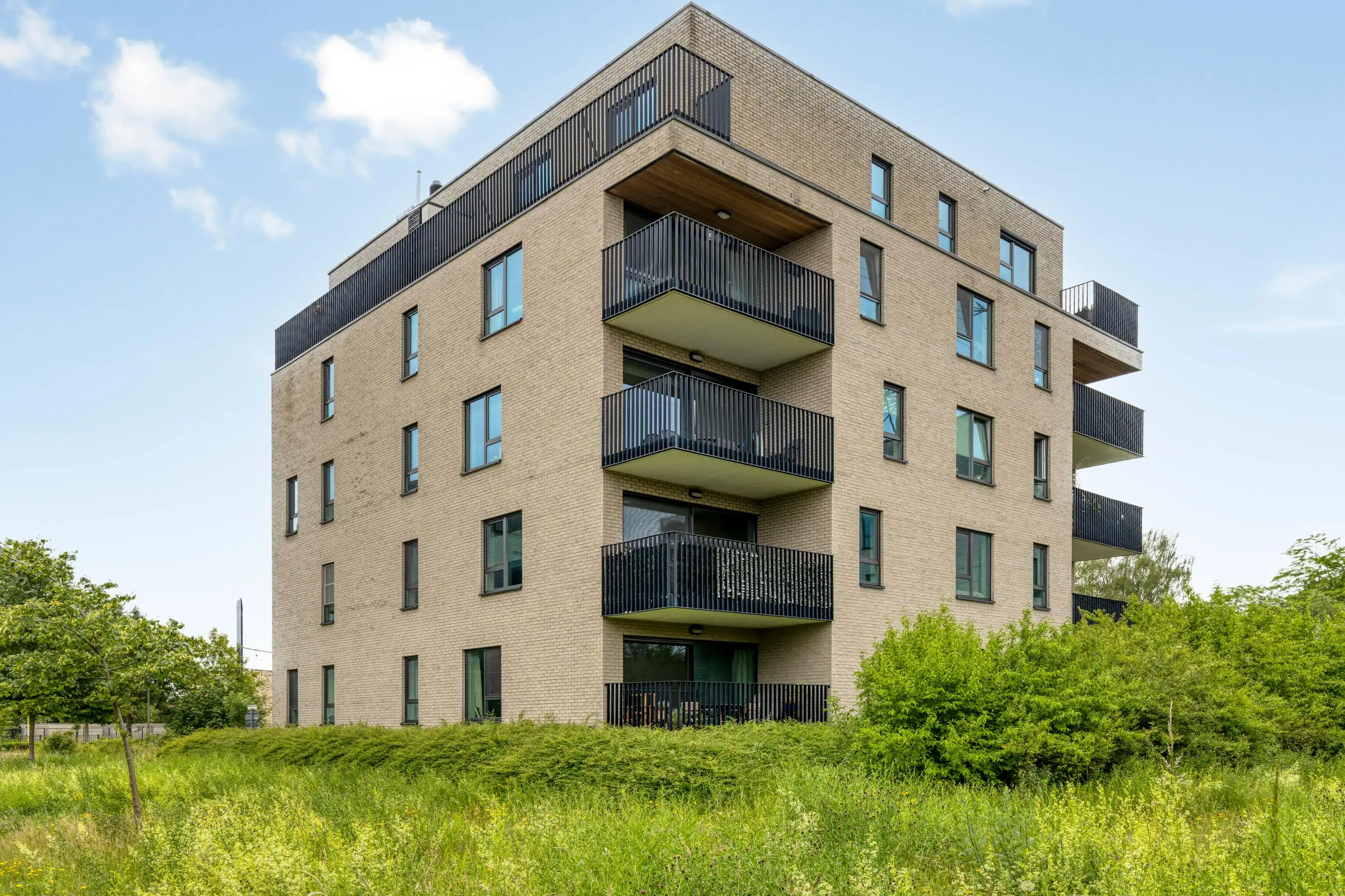 Instapklaar, recent appartement met zonnig terras en staanplaats te Wondelgem foto 10