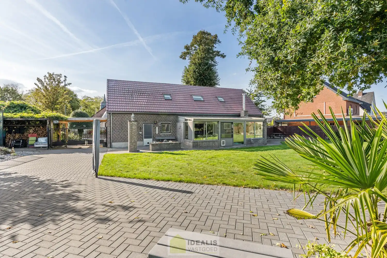 IDEALIS VASTGOED – KARAKTERISTIEKE INSTAPKLARE LANGGEVELHOEVE MET 5 SLAAPKAMERS, SFEERVOLLE LEEFRUIMTE EN AANSLUITEND VERANDA MET VOLZICHT OP DE PRACHTIGE TUIN EN ACHTERLIGGENDE WEILANDEN OP EEN PERCEEL VAN MAAR LIEFST 1,6 HECTARE (16.000M²)!! Deze karakteristieke hoeve uit 1904 omvat +- 231m² netto bewoonbare oppervlakte met een sfeervolle woonkamer die uitgeeft op de lichtrijke veranda, aansluitend een goed uitgeruste keuken voorzien van alle comfort, 5 slaapkamers waarvan één gelijkvloers en een badkamer voorzien van douche én dubbel badkamermeubel.. Deze langgevelhoeve biedt een unieke kans voor kandidaten op zoek naar een instapklare woning voorzien van alle comfort, ruimte en een prachtig aangelegde tuin met achterliggende weilanden. foto 28