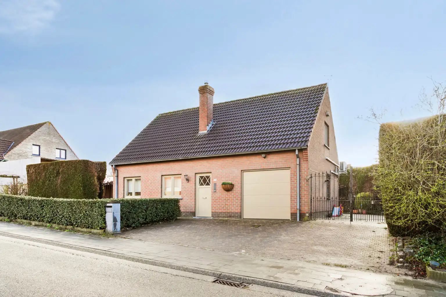 instapklare 4-gevelwoning op topligging foto {{pictureIndex}}