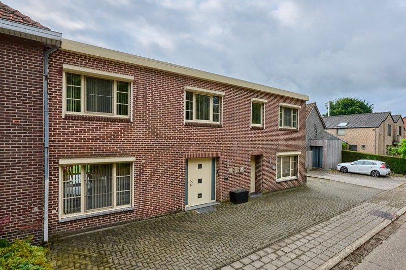 Ruime Woning met 5 slaapkamers op een riant perceel van maar liefst 16are 37ca in centrum Hechtel-Eksel foto 2