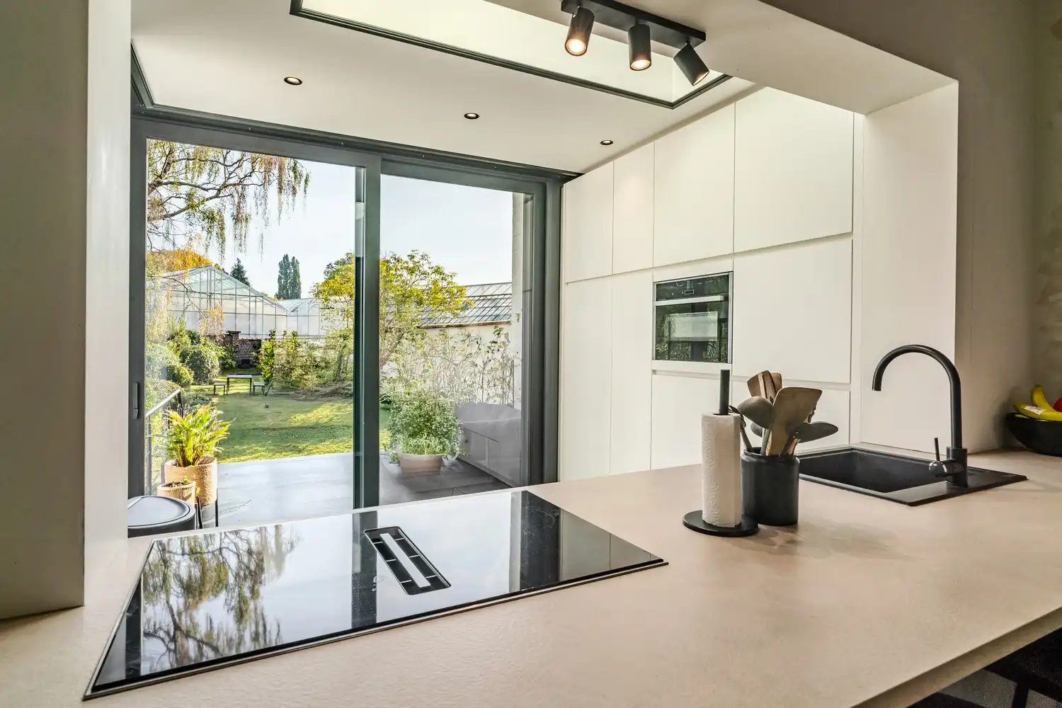 Instapklare gerenoveerde woning met 3 slaapkamers, 2 badkamers en garage foto 8