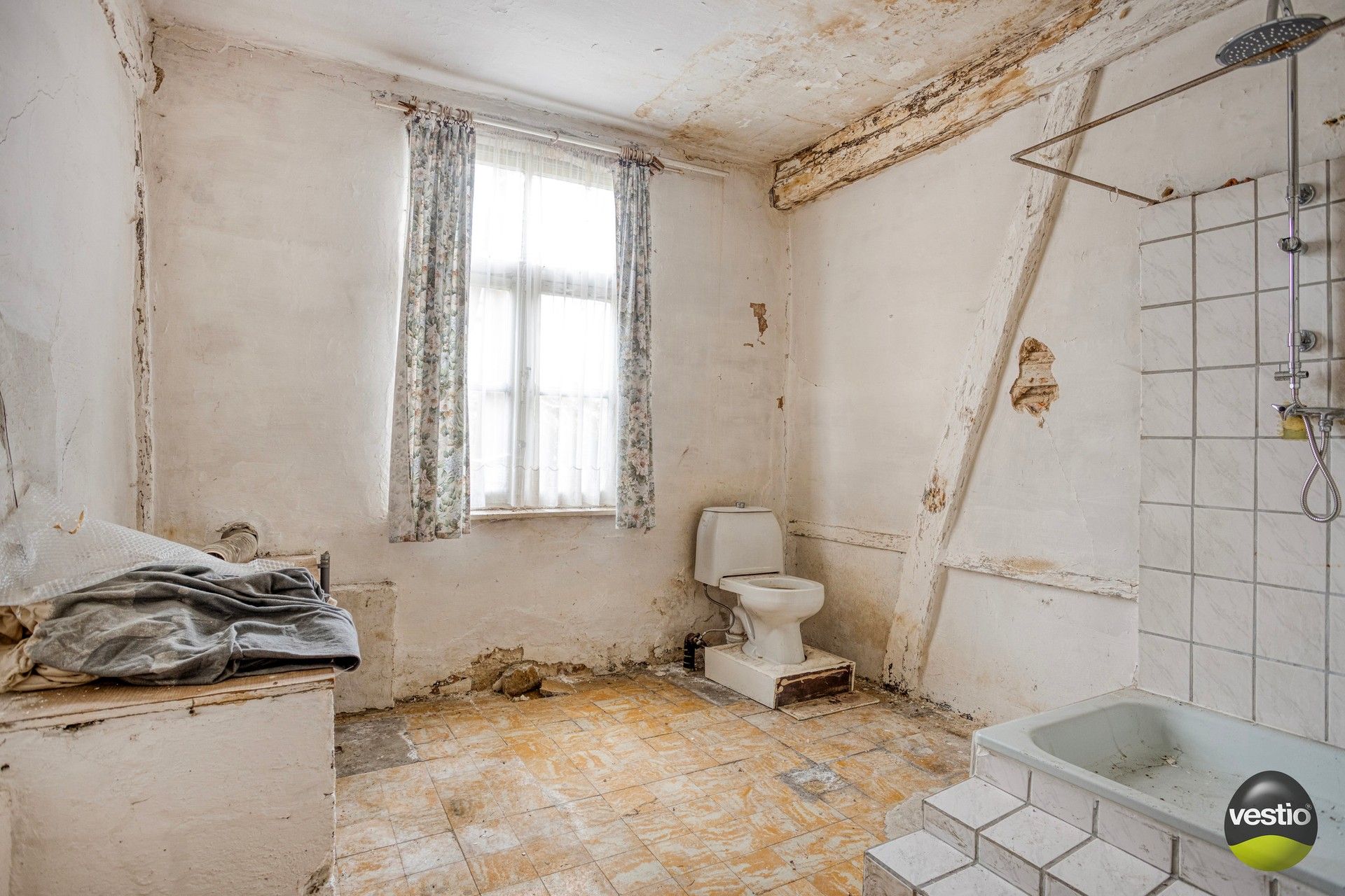 Beschermde langgestrekte vakwerkhoeve op zuid georiënteerd perceel van 15a 07ca. foto 9