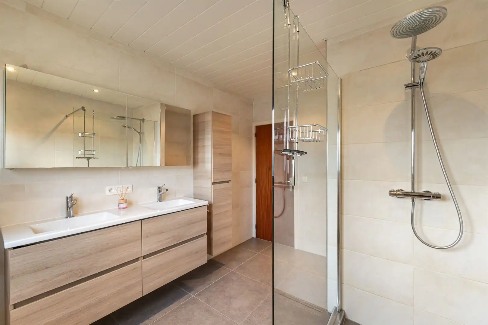 Te renoveren gezinswoning met tuin en garage in rustige centrumstraat foto 10