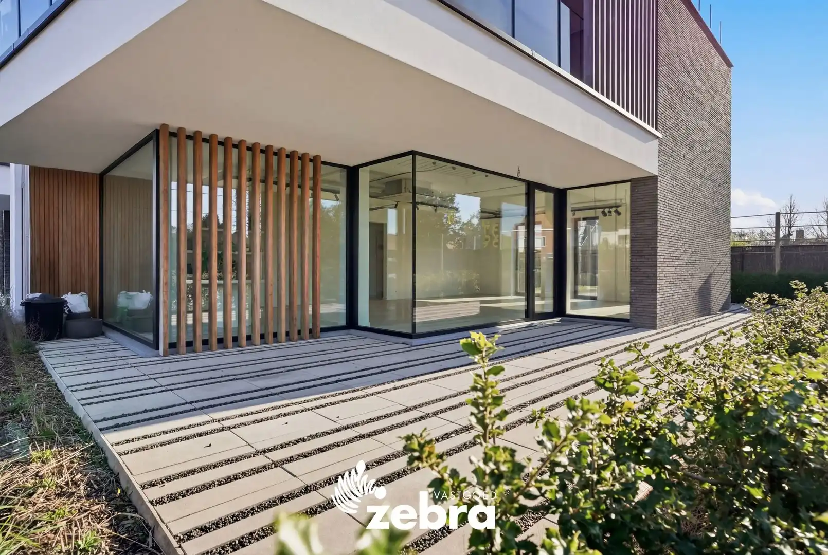 Moderne handelsruimte met sterke visibiliteit en 4 staanplaatsen! foto 2