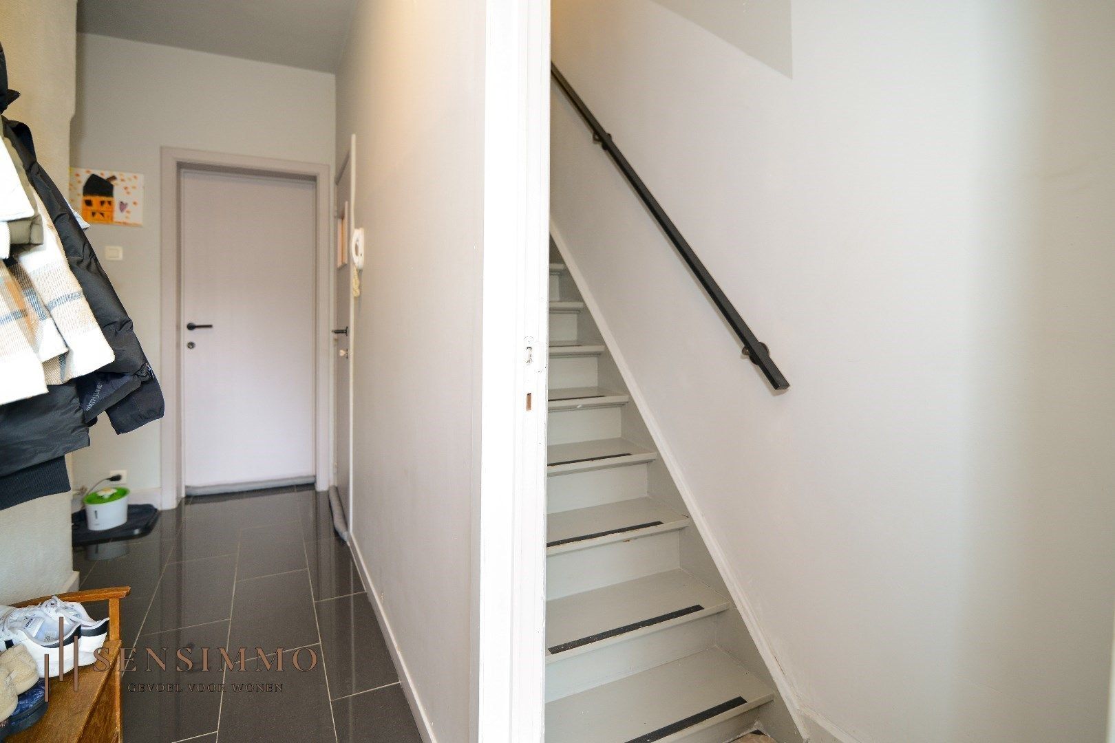 Instapklare duplex met 3 slpk + terras + parking in de levendige Vennestraat! foto 2