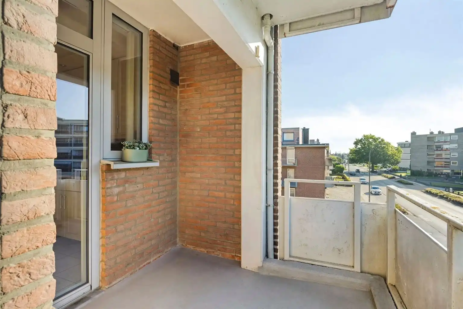 Zeer ruim 3 (+1)-slaapkamer appartement met terras, garagebox en aparte berging, gelegen op wandelafstand van het centrum van Maaseik. foto 8