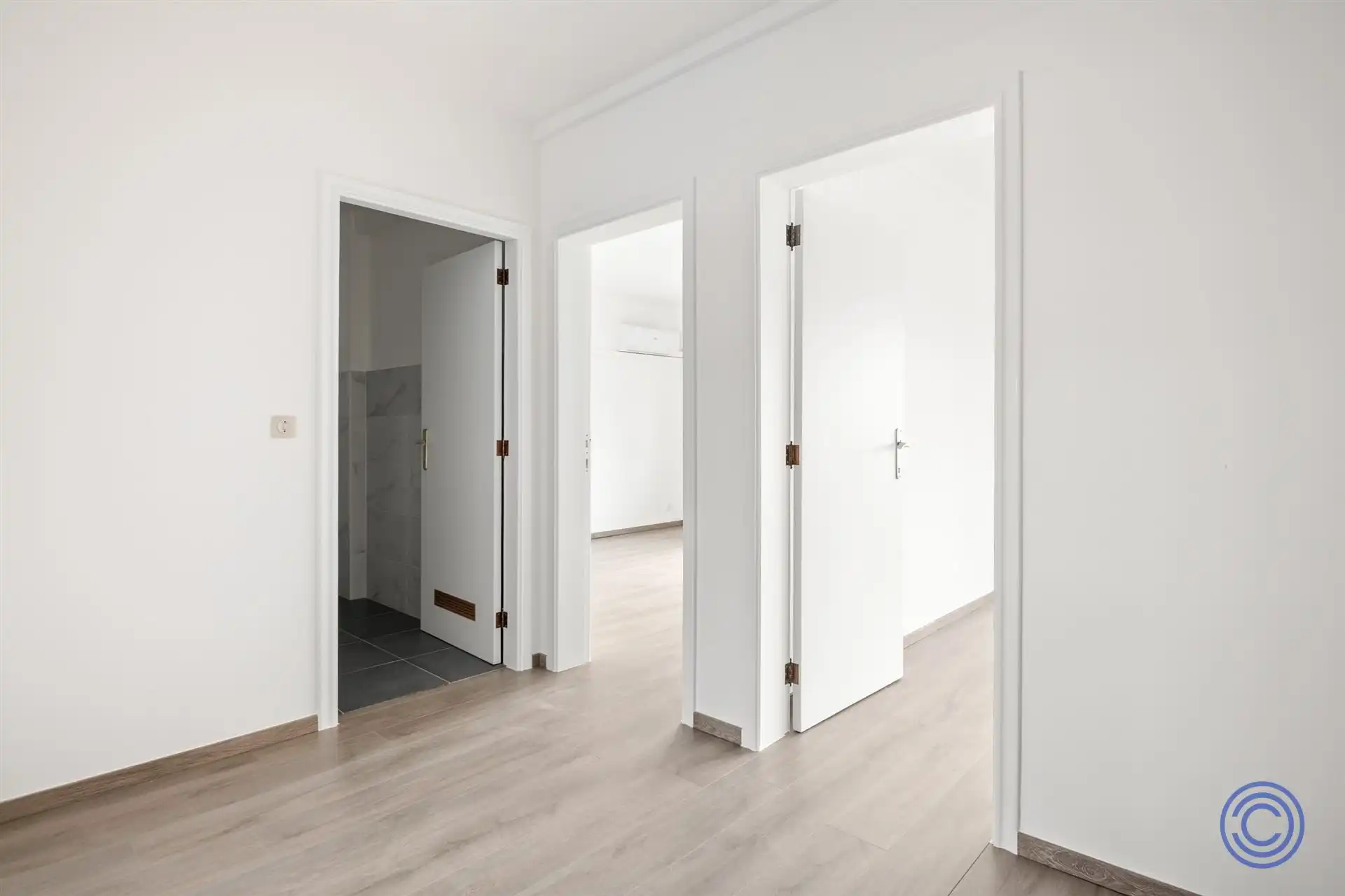 Volledig gerenoveerd 2-slp appartement met zonnig terras! foto 7