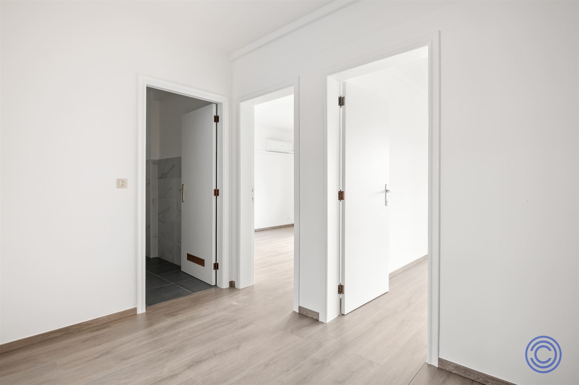 Volledig gerenoveerd 2-slp appartement met zonnig terras! foto 7