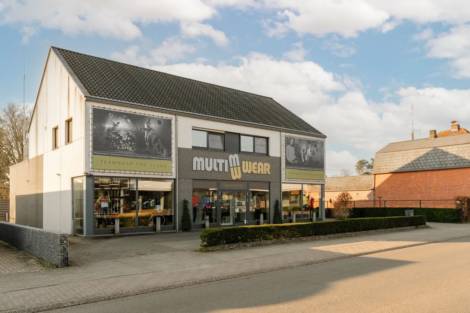 COMMERCIEEL GEBOUW foto {{pictureIndex}}