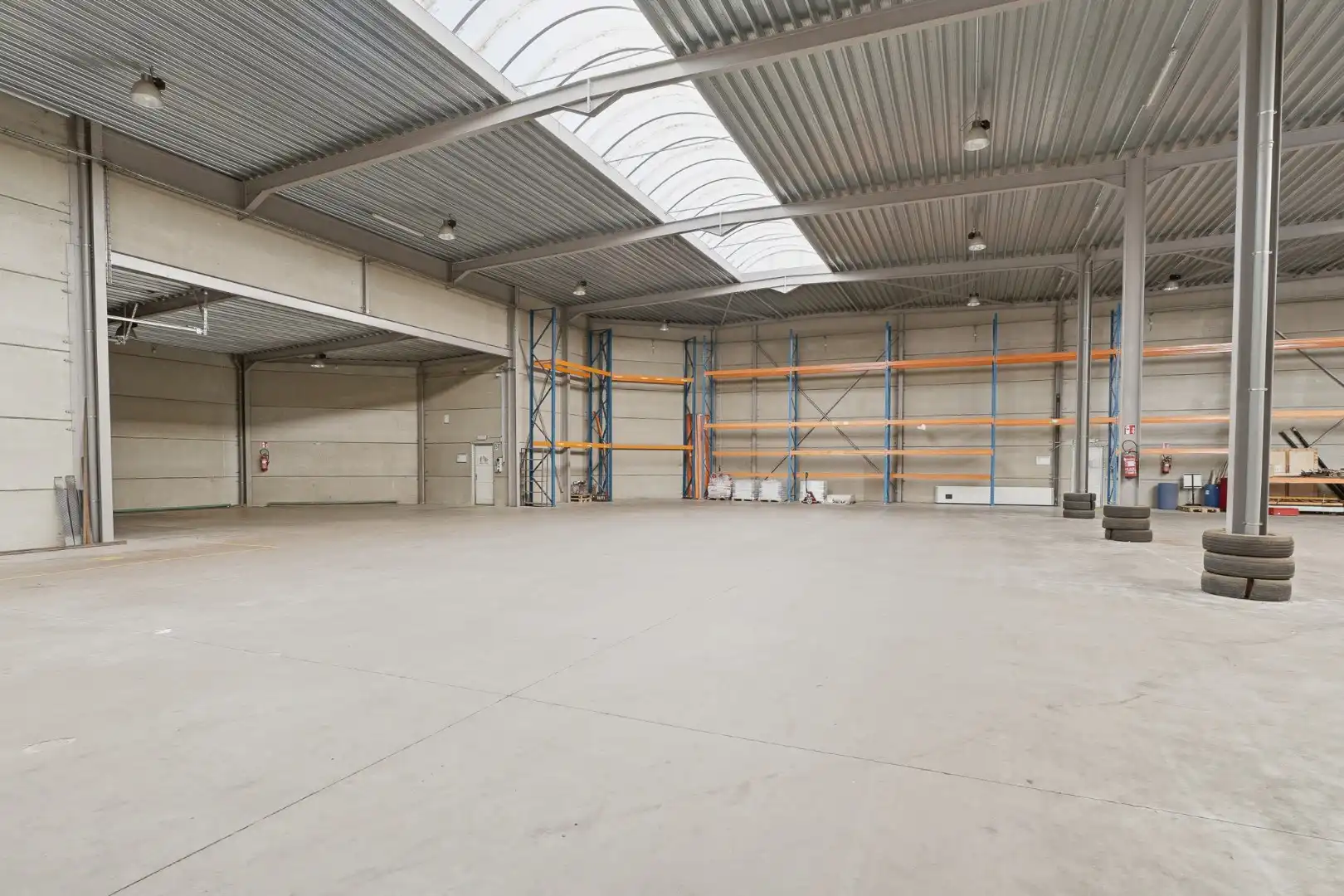Bedrijfswoning met ruime loods van ca. 1.530 m² in de ambachtelijke zone van Eernegem foto 8