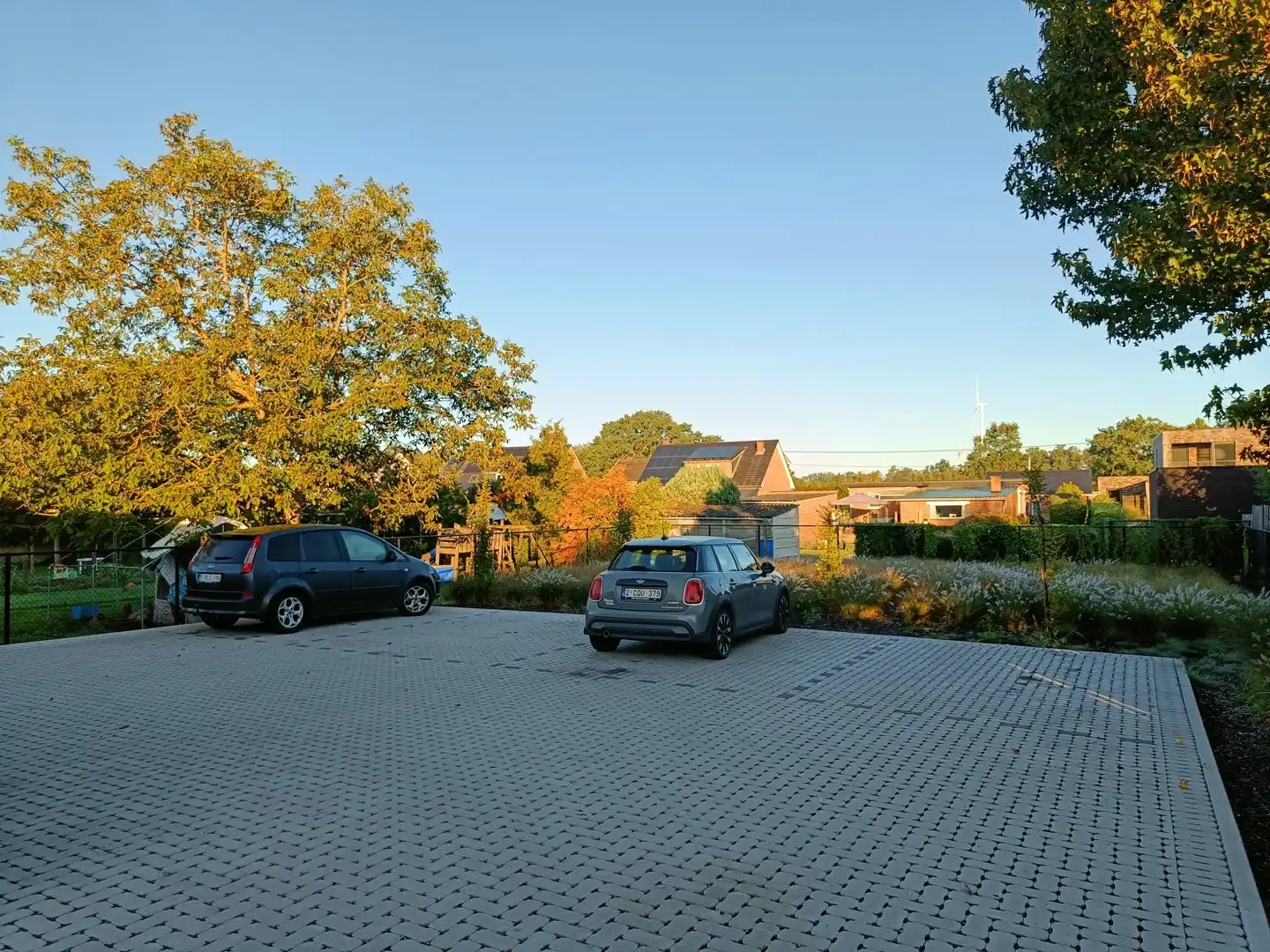 Instapklaar duplexappartement met 2 slpk, terras, garage & 2 parkeerplaatsen te huur in Bilzen foto 21