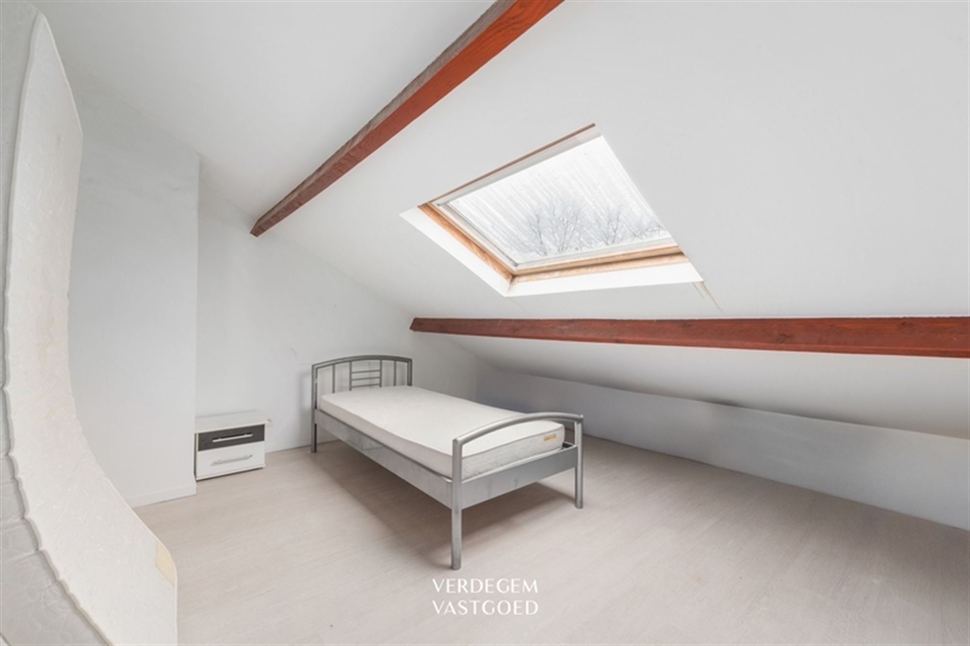 Ruime woning met 5 slaapkamers, zuidwestgerichte tuin en inpandige garage met oprit in een rustige straat foto 17