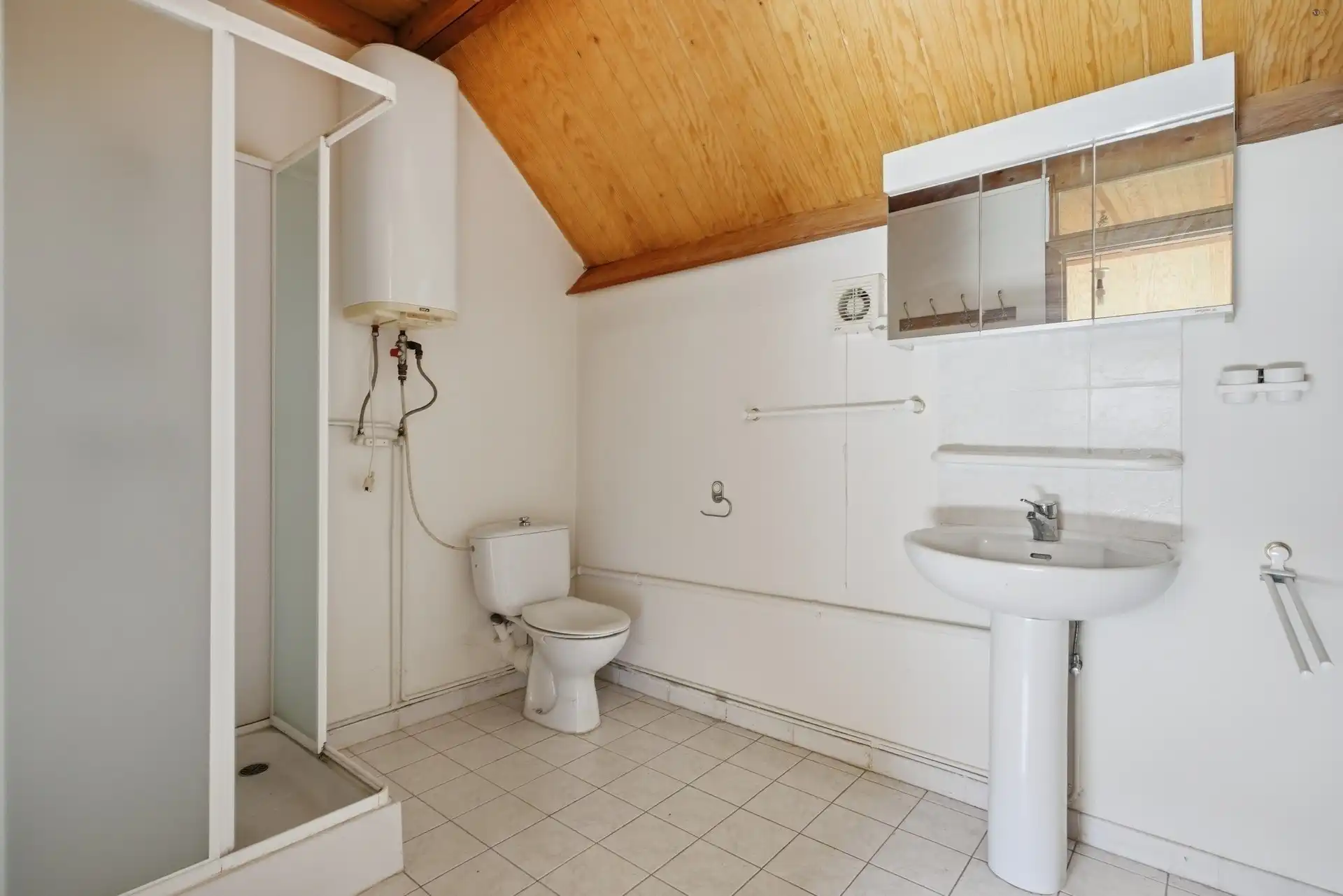degelijke en op te frissen woning met 4 slaapkamers en 2 badkamers foto 18