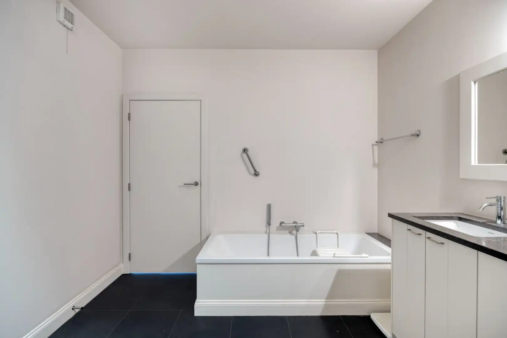 Schitterend 2 slpk appartement met riant terras en garagebox foto 12