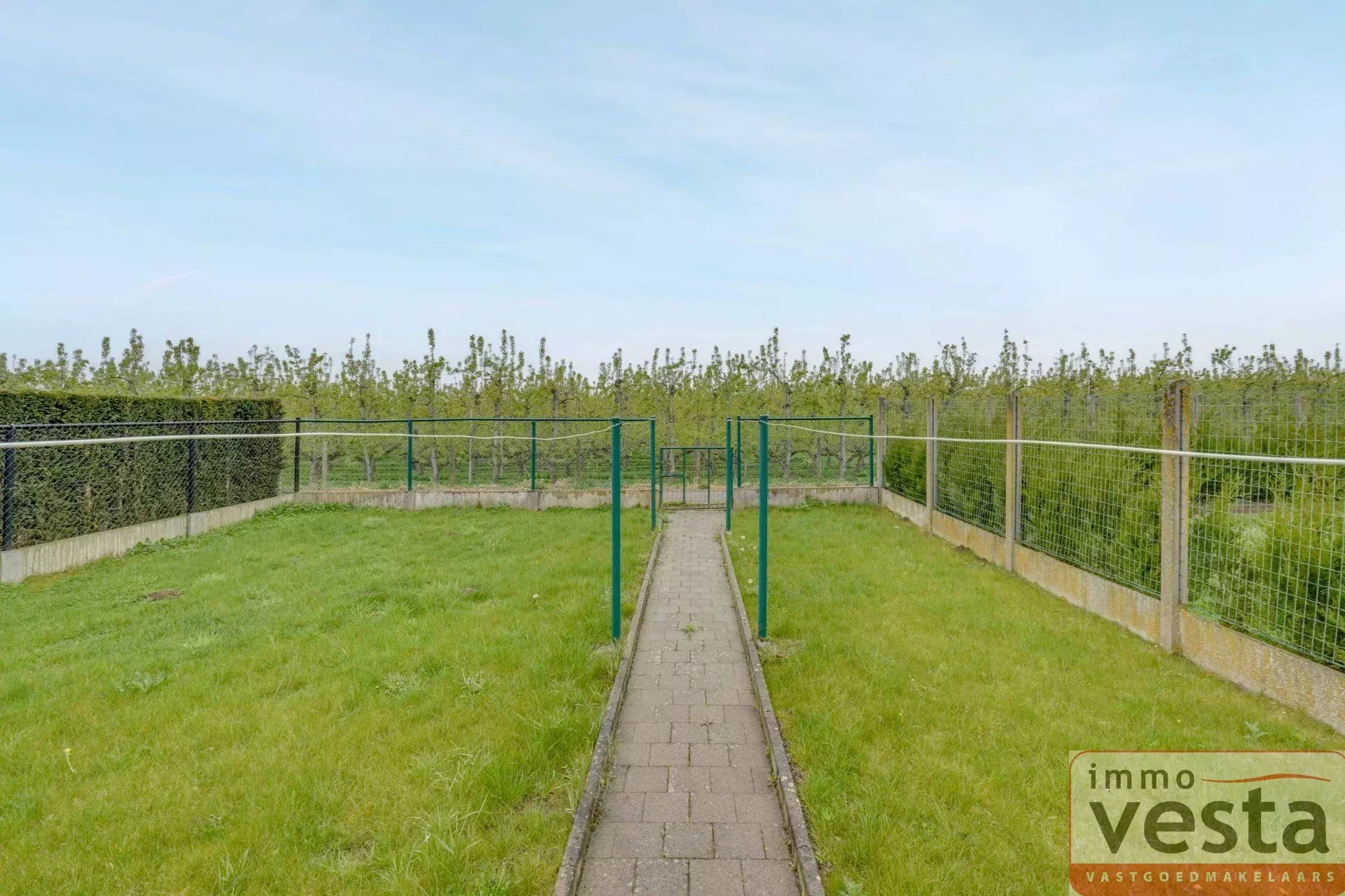 Landelijke woning met met mogelijkheid tot 4 slaapkamer, garage, tuin en toegang via achtergelegen weg. foto 24