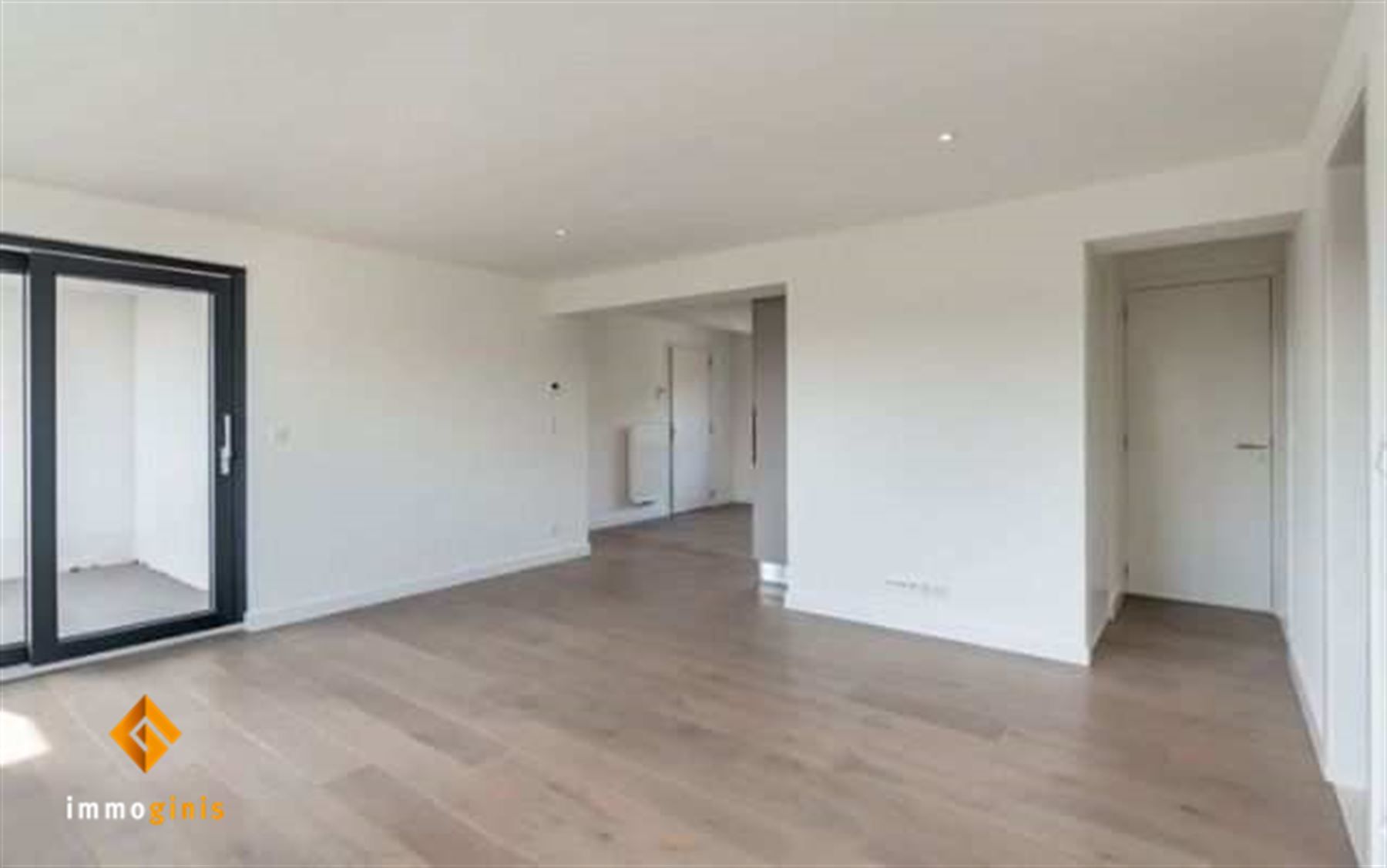 Volledig gerenoveerd appartement met 2 slpks en terras! foto 2