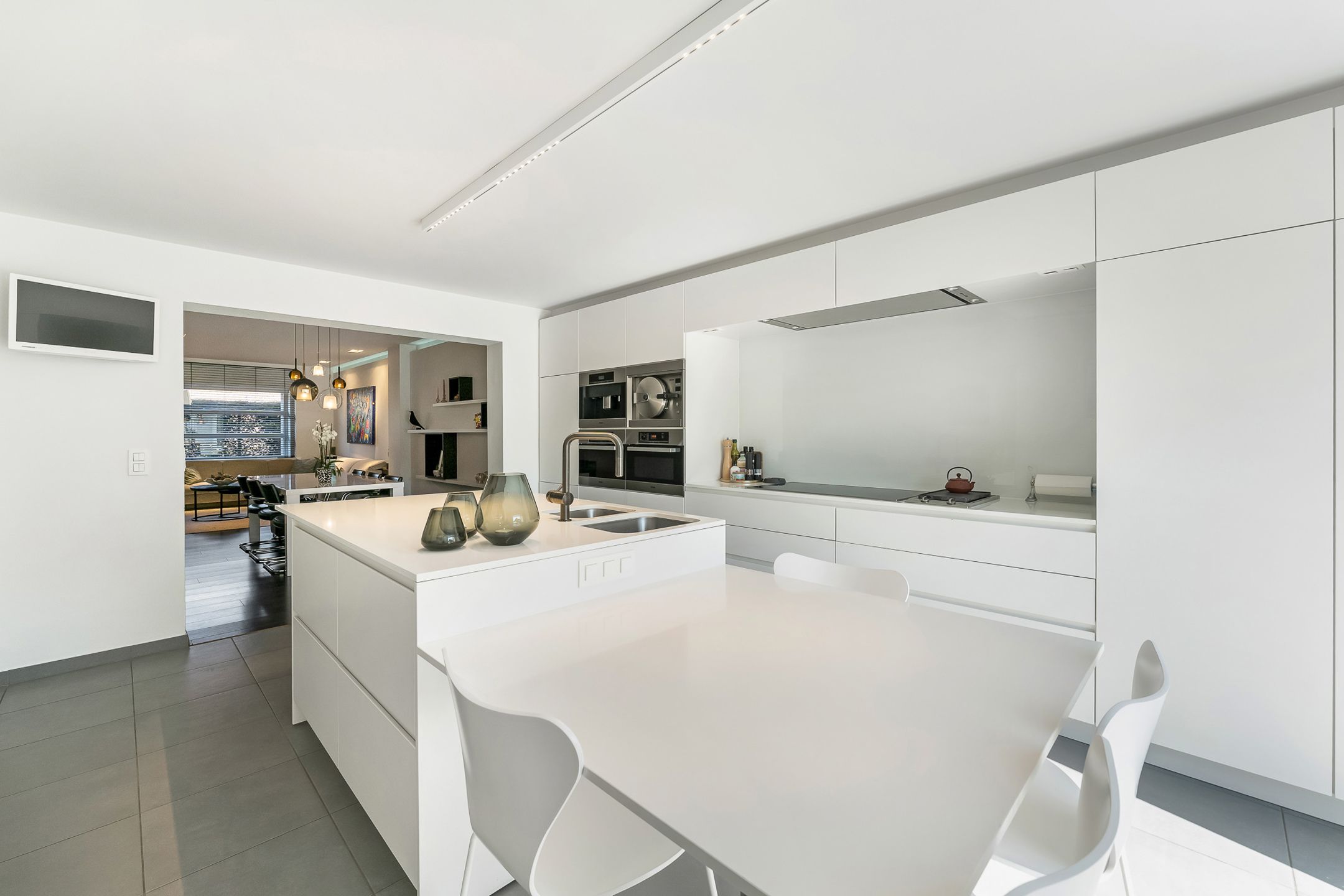 Exclusieve woning met zwembad en elegante tuin foto 12