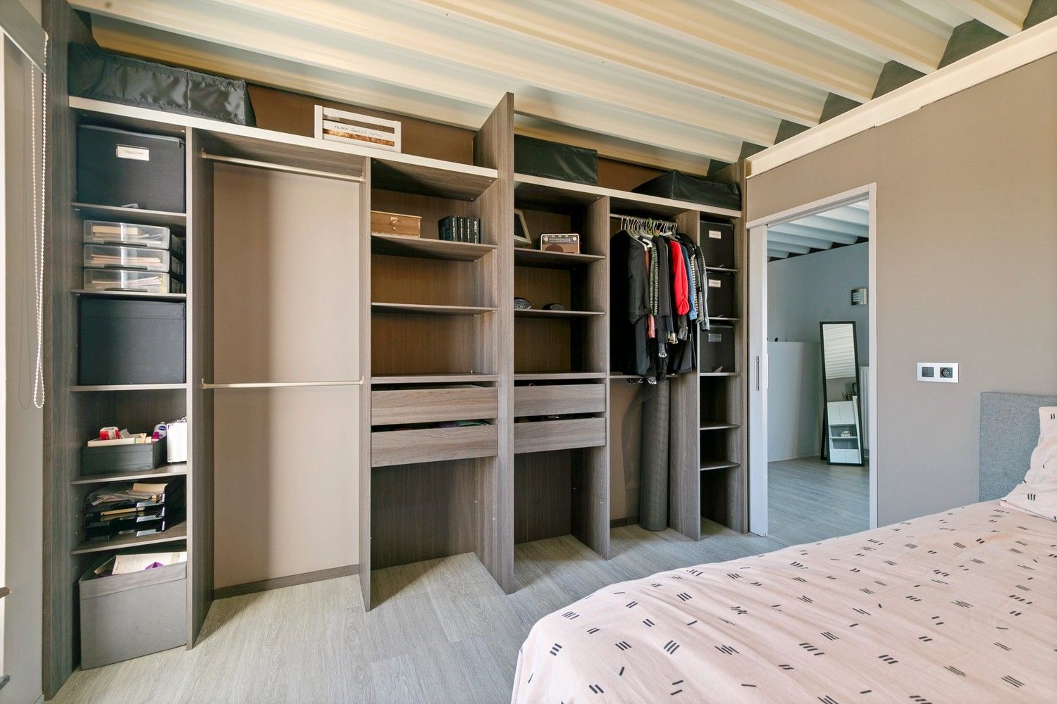 Handelsruimte met luxe duplex-appartement en verhuurde loodsen op het industrieterrein in Lanaken foto 29