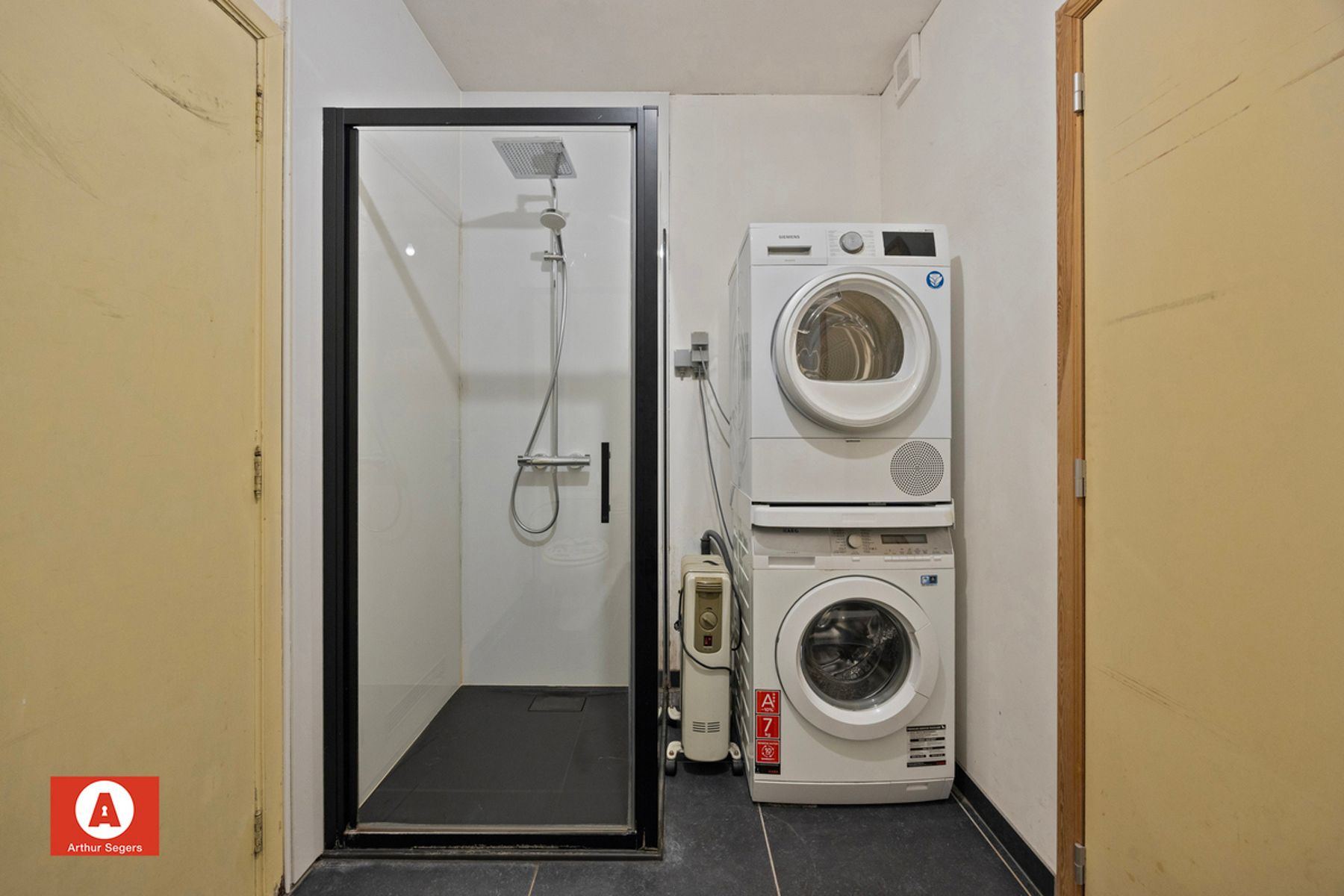 Halfopen woning in doodlopende, rustige straat foto 12