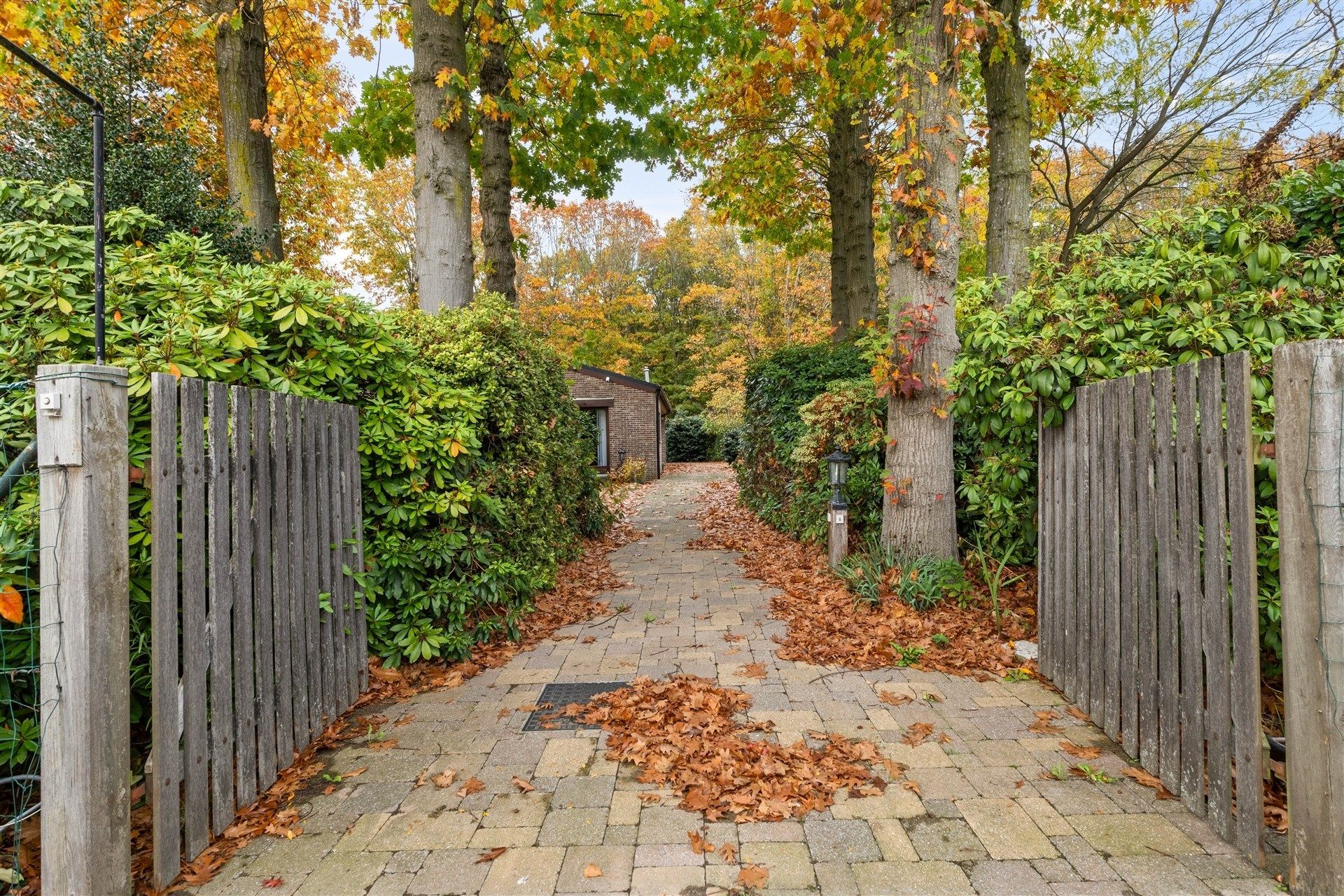Gunstig gelegen open bebouwing met mooie tuin op een perceel van 2.212 m² foto 3