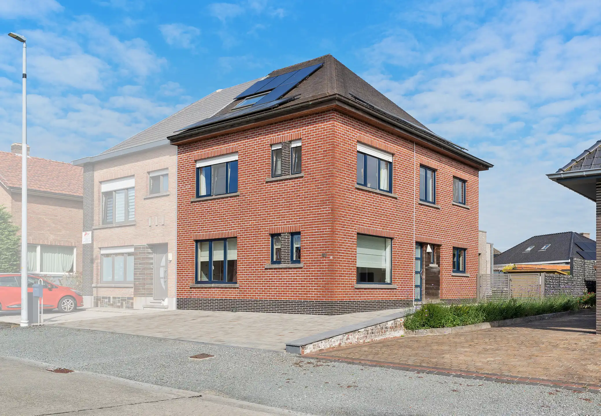 Ruime, deels gerenoveerde 3-gevelwoning met 3 slks en tuin foto 2