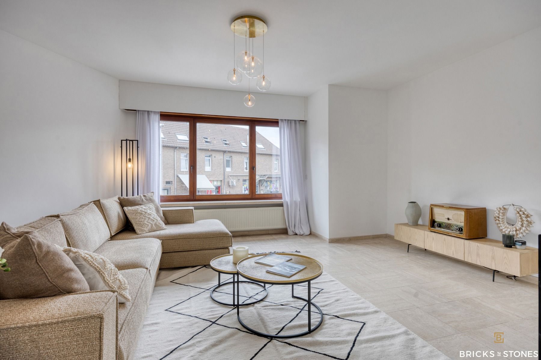 Zeer ruime halfopen bebouwing met praktrijkruimte en prachtige tuin foto 3