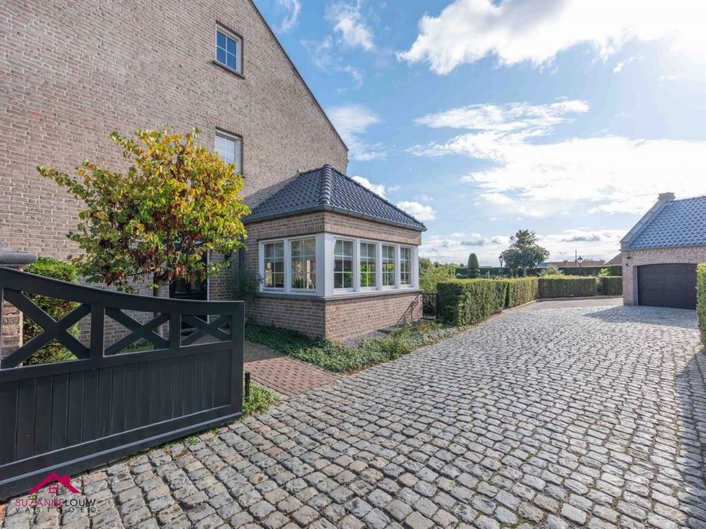 Landelijke villawoning met dubbele vrijstaande garage foto 4