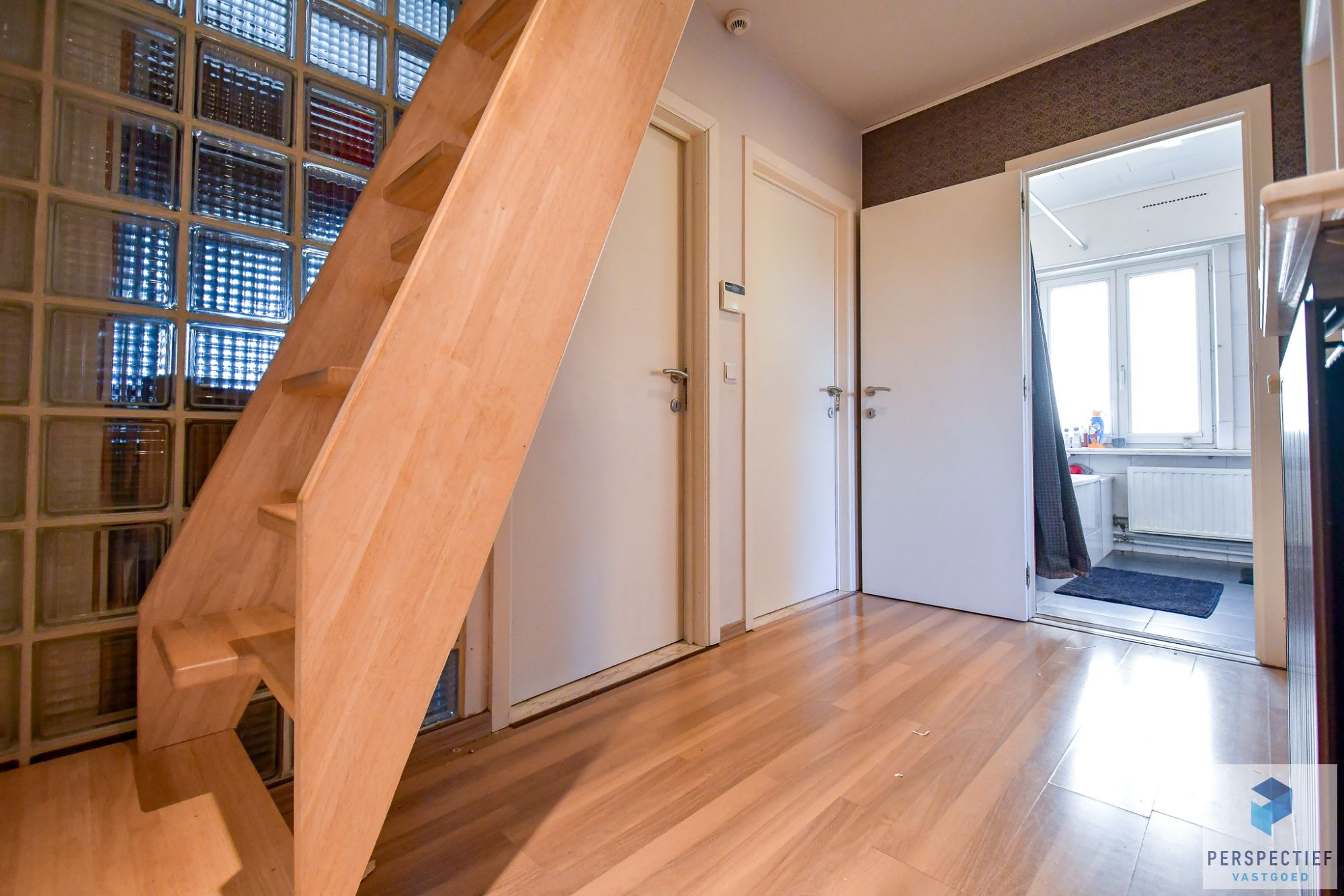 Centraal gelegen ruime woning met 4 slaapkamers en grote tuin foto 12