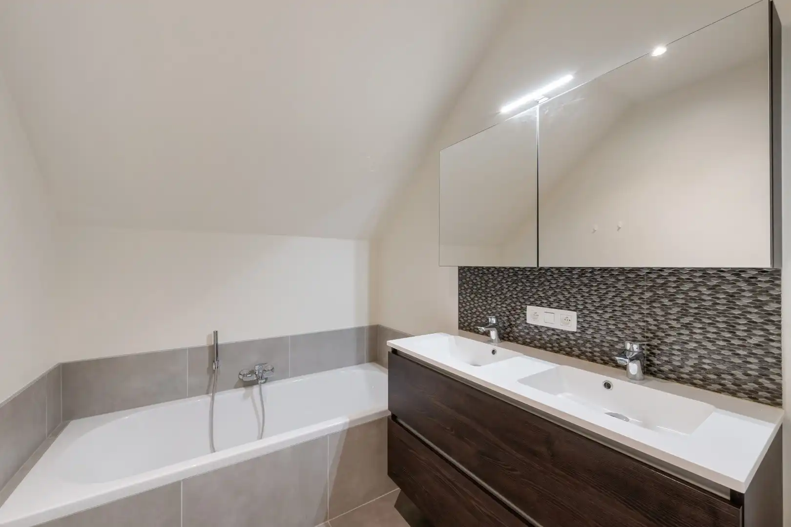 Instapklaar appartement met EPC label A, 2 terrassen en carport in Geluwe foto 11