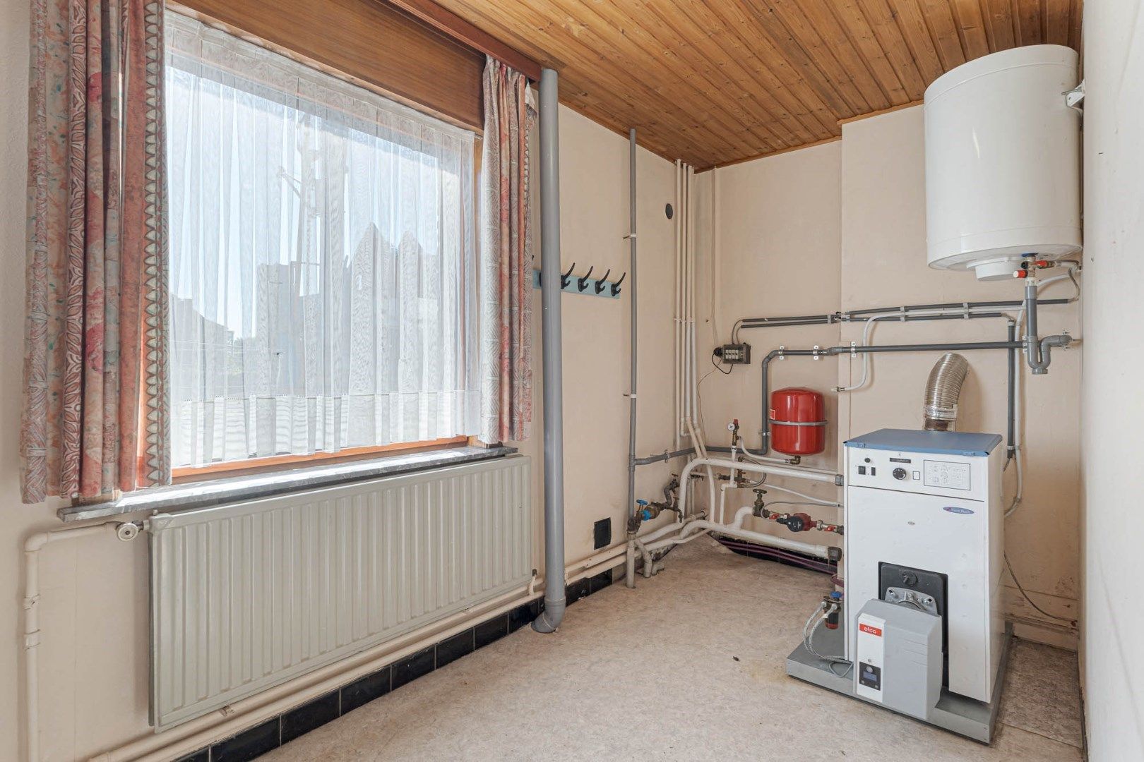 Te renoveren woning op een zuidgericht perceel van 18a 99ca op een zeer gunstige centrale ligging foto 7
