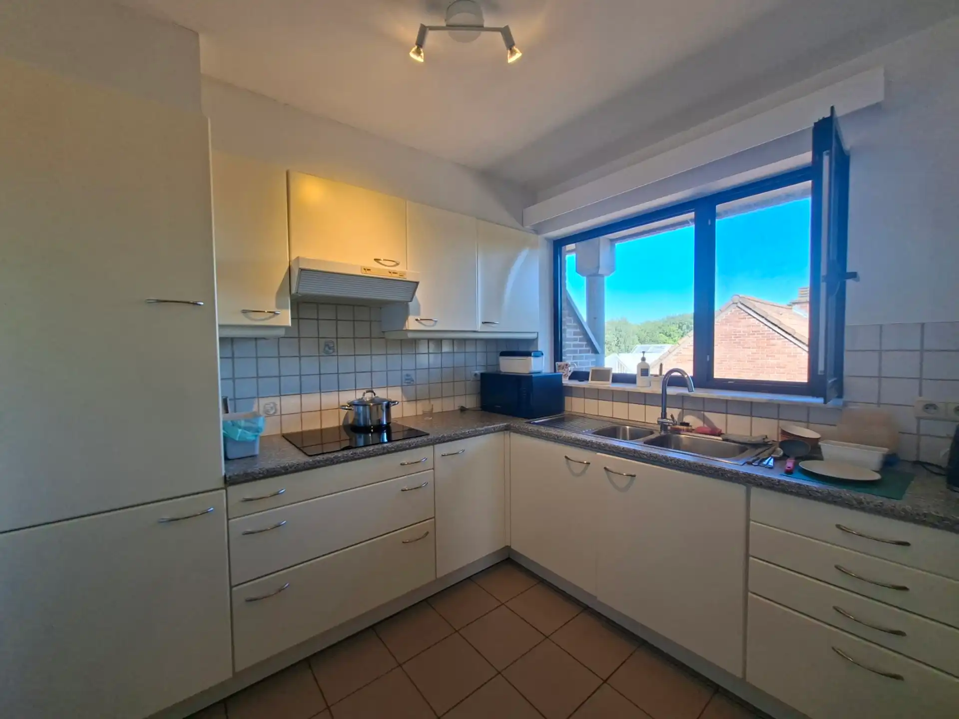Instapklaar appartement met 2 slaapkamers, tuin & parking foto 5