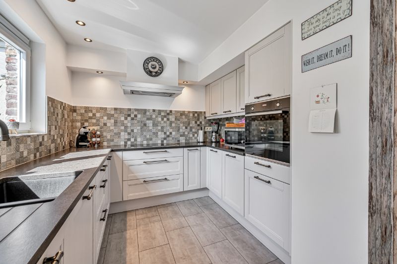 Instapklare gezinswoning met tuin & garage in hartje Dikkelvenne foto 7