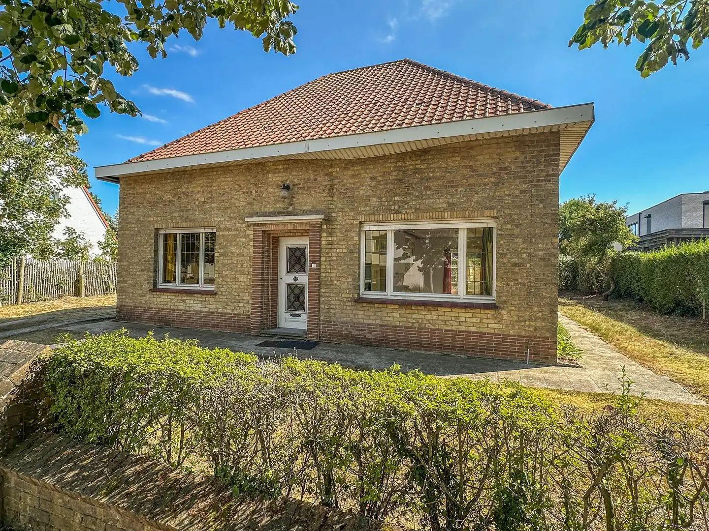 Welgelegen alleenstaande villa met opknapwerk. foto {{pictureIndex}}