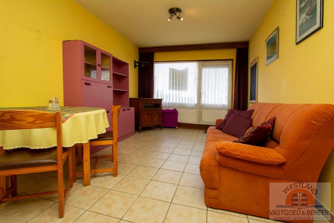 Hoofdfoto van de publicatie: Te renoveren gelijkvloers appartement met 2 slaapkamers te koop in Nieuwpoort Bad