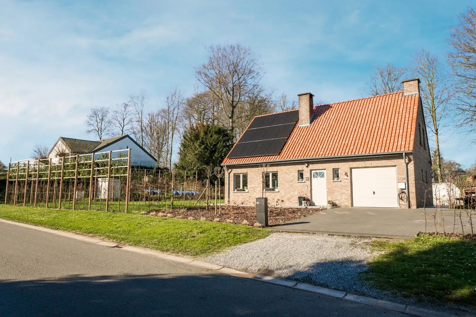 Vrijstaande woning met 4 slpks, zuidgerichte tuin en garage foto {{pictureIndex}}