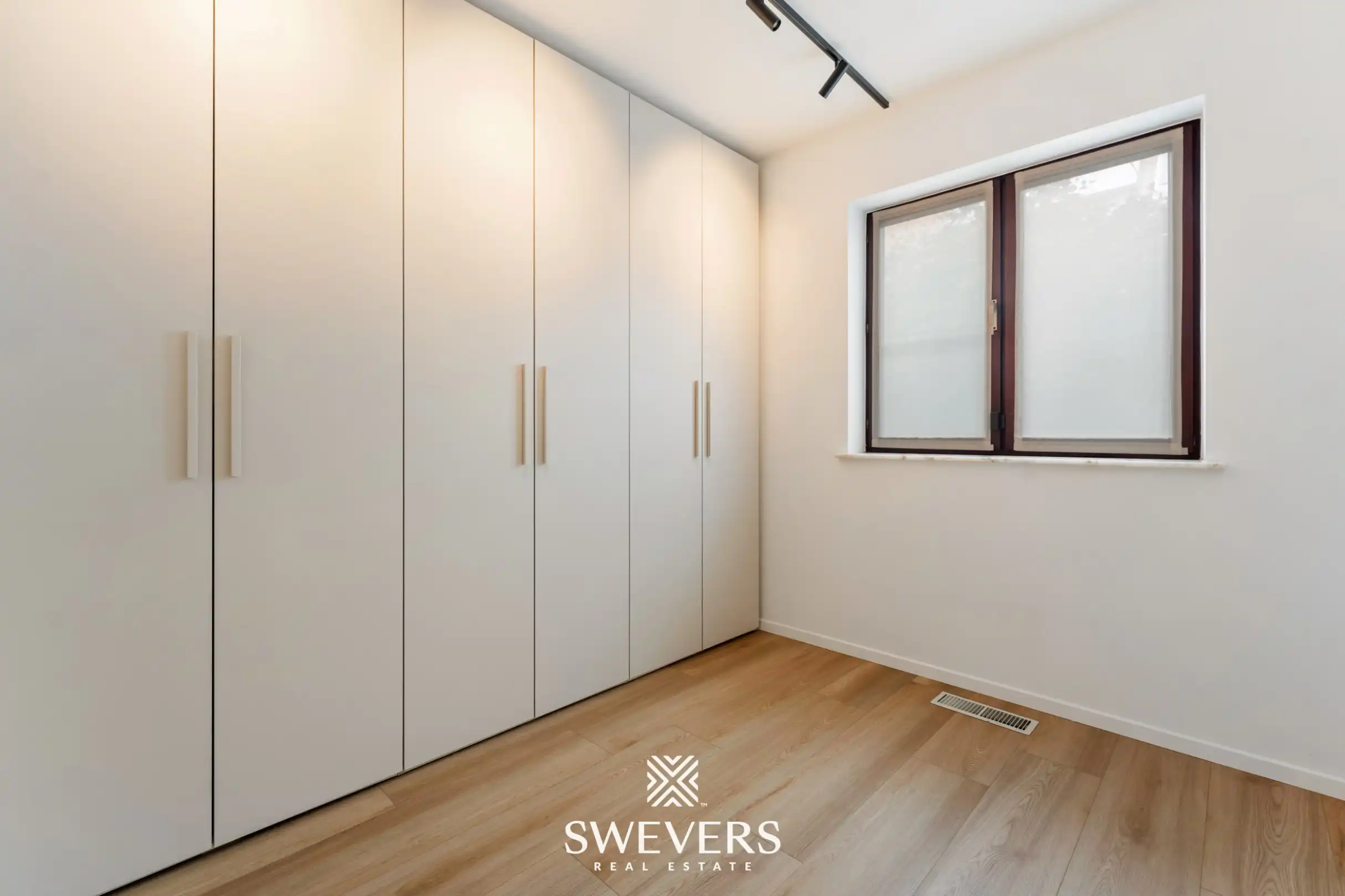 TE HUUR: Totaal genoveerde, gelijkvloerse woning met 3 slaapkamers in Zonhoven foto 11