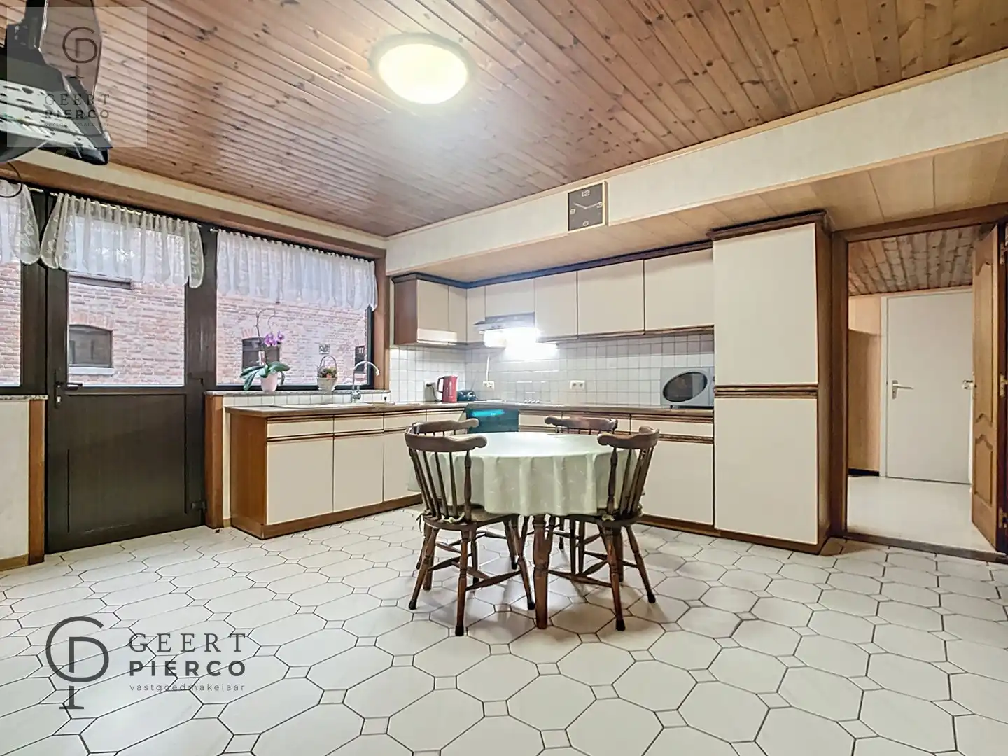 Karaktervolle hoeve met loods op een perceel van 16a76ca. foto 12