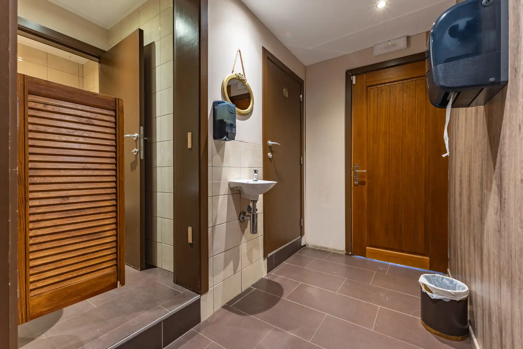 Gunstig gelegen handelswoning met ruim terras foto 14