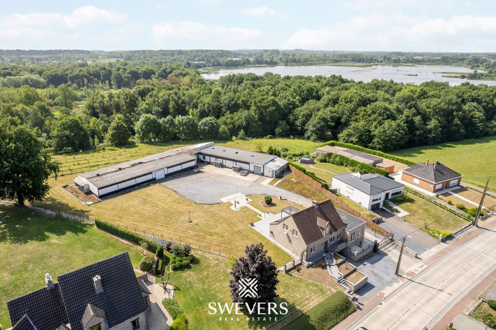 Instapklare gezinswoning met magazijn op ruim perceel foto 35