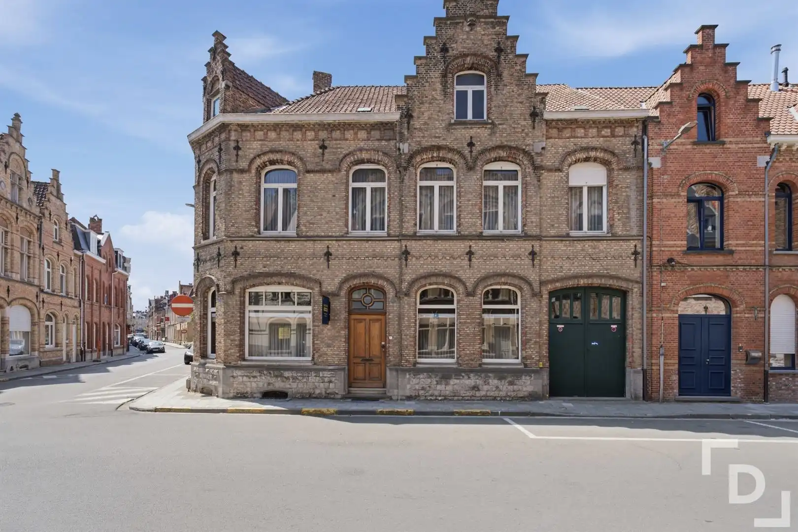 Hoofdfoto van de publicatie: Authentieke herenwoning in centrum Ieper.