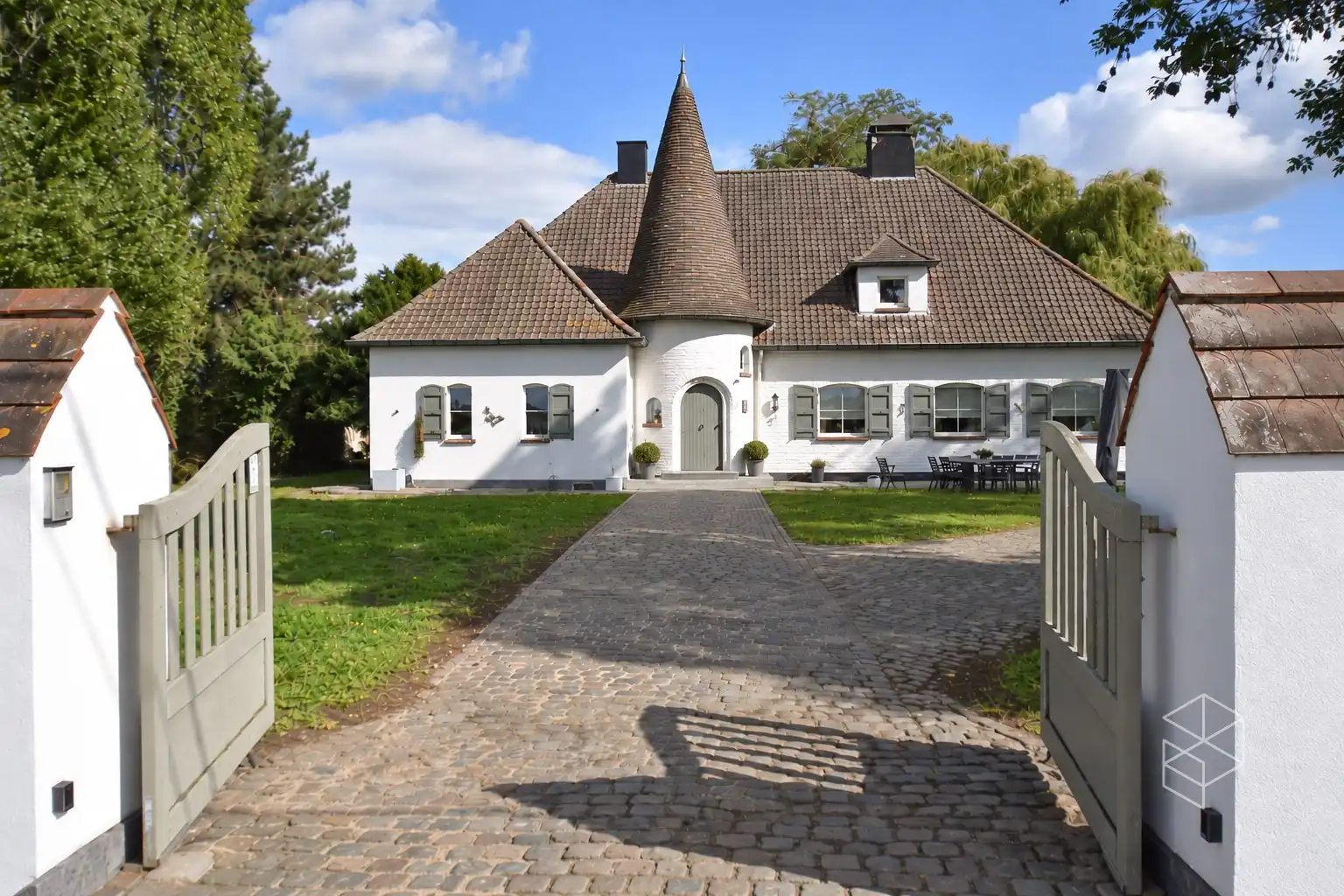 Klassevolle villa met bijgebouw op unieke ligging aan het kanaal Gent-Brugge foto 5