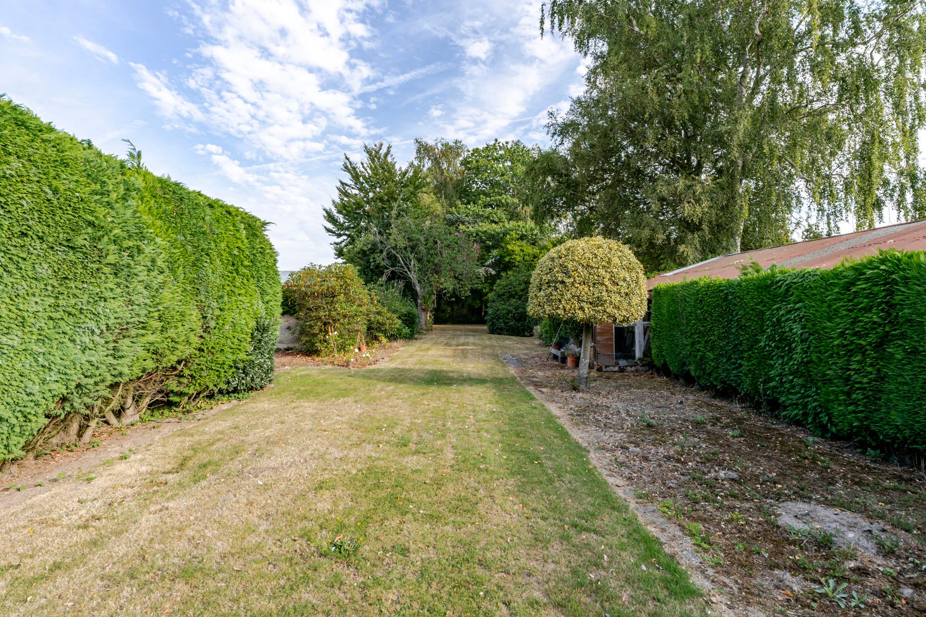 Ruime woning met meerdere bijgebouwen foto 26