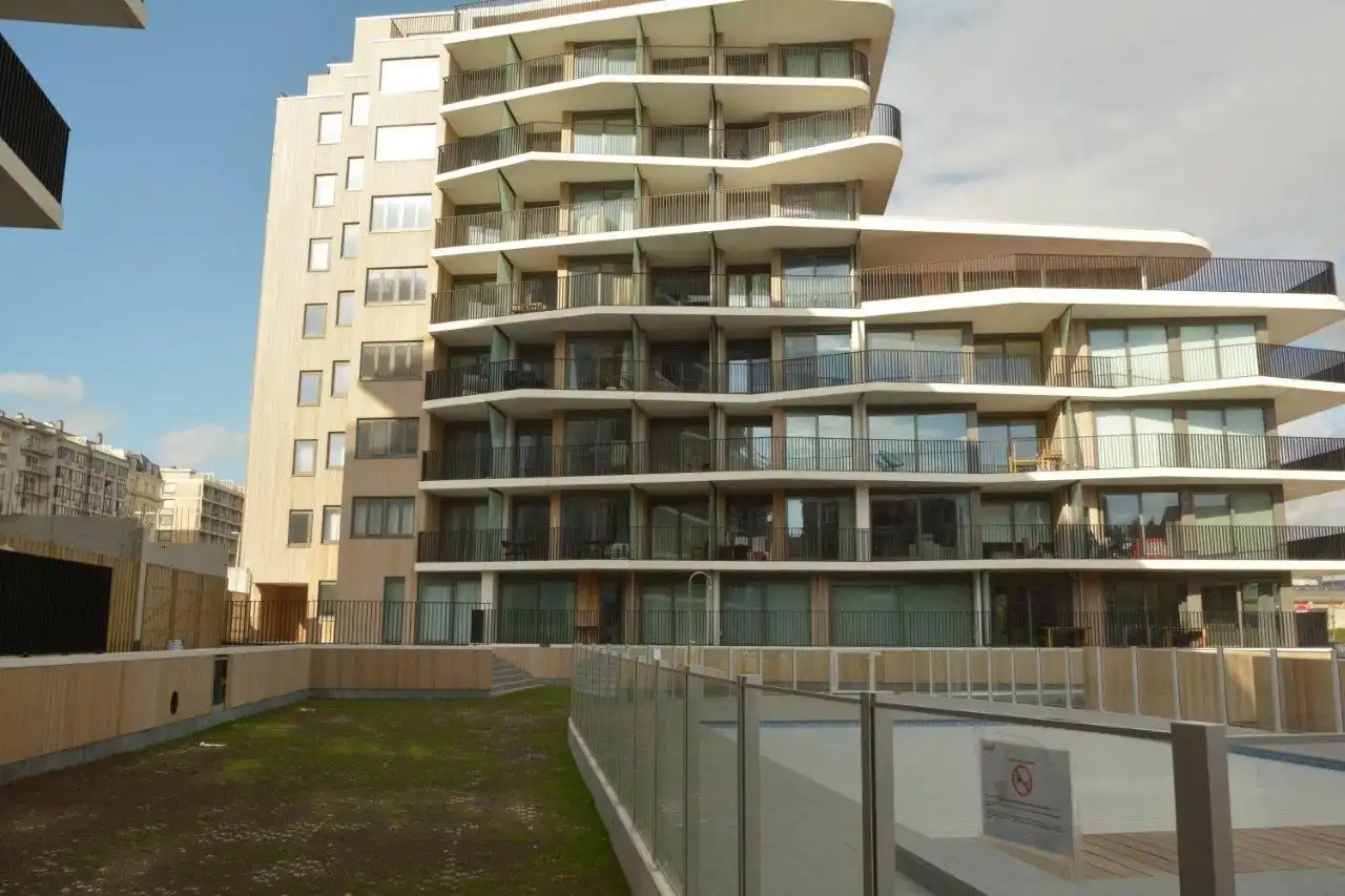 Mooi appartement met 1 slaapkamer in residentie met enorm zonneterras. Bouwjaar 2014. Erfpachtformule. foto {{pictureIndex}}