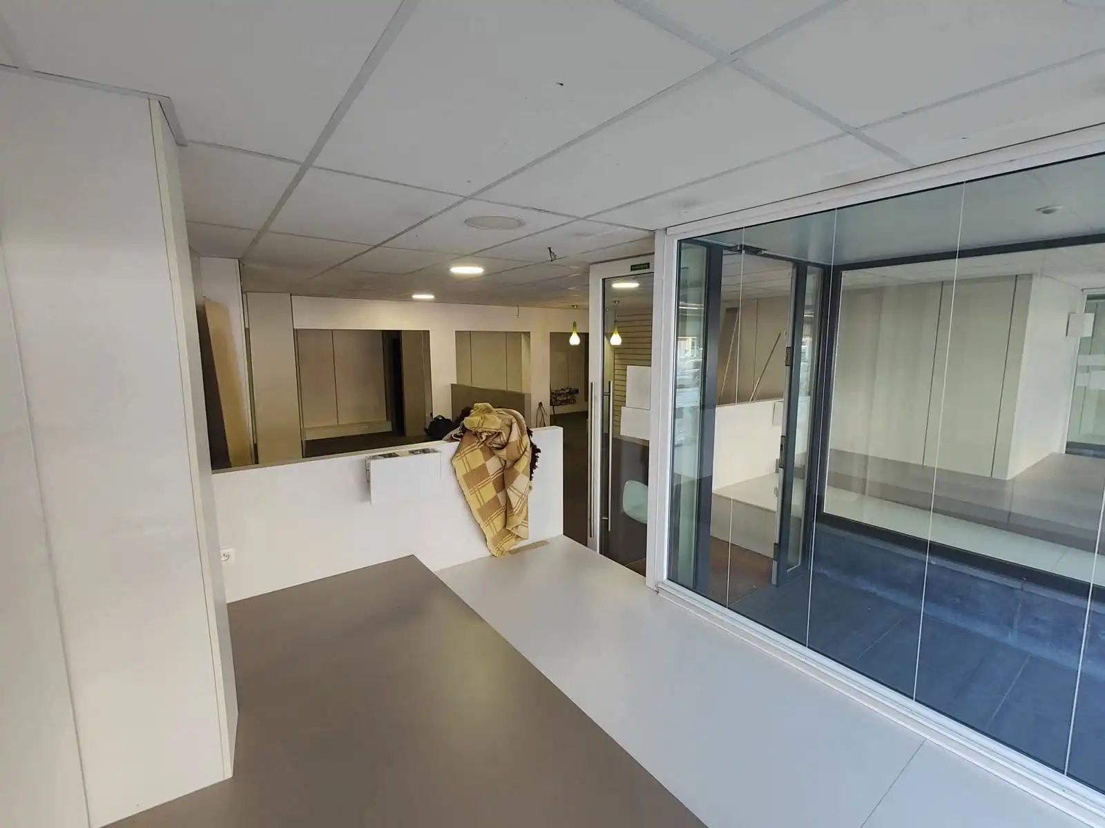 CENTRALE HANDELSLIGGING IN DE KORTRIJKSTRAAT – DEINZE foto 4
