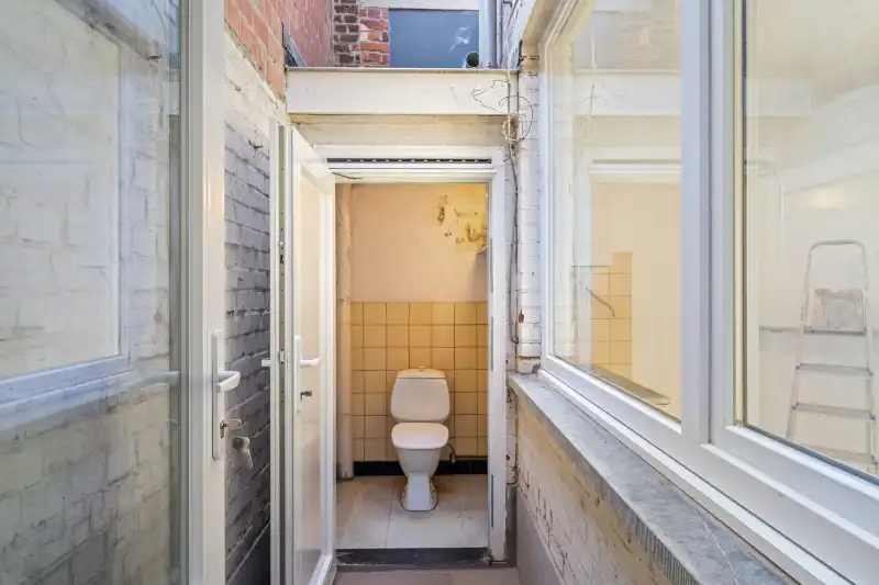 Roeselare-Manestraat. Multifunctioneel handelspand : gelijkvloerse handelsruimte met etalage en + 3 verdiepingen appartement / extra workspace.  Dichtbij de markt en alle parkeerplaatsen. foto 11